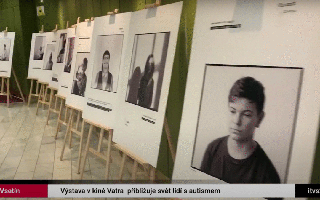 Výstava ve vsetínském kině Vatra přibližuje svět lidí s autismem
