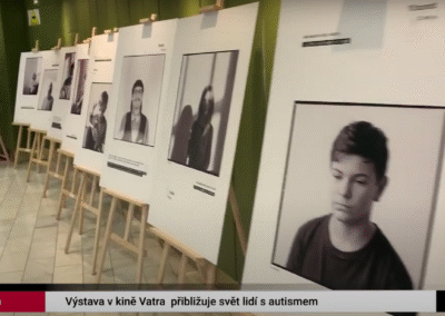 Výstava ve vsetínském kině Vatra přibližuje svět lidí s autismem